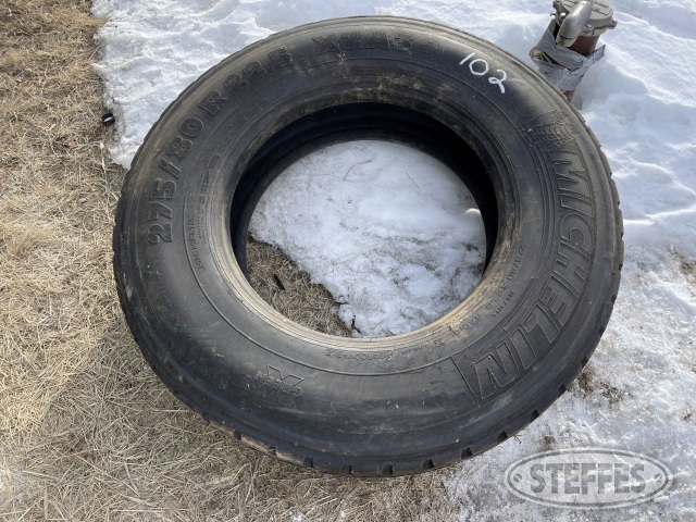 275/80R22.5 tire